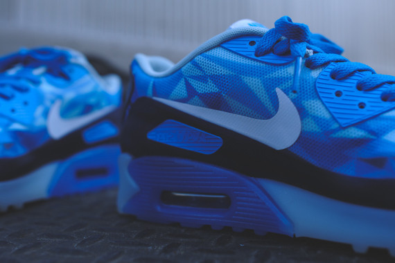 nike-air-max-90-ice-barely-blue-06-570x380