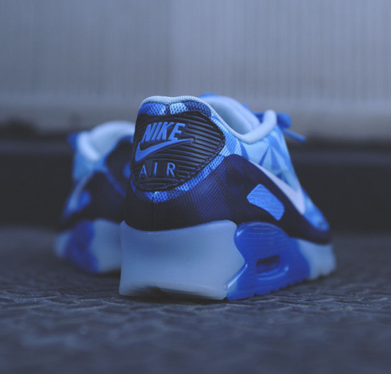 nike-air-max-90-ice-barely-blue-09-570x544