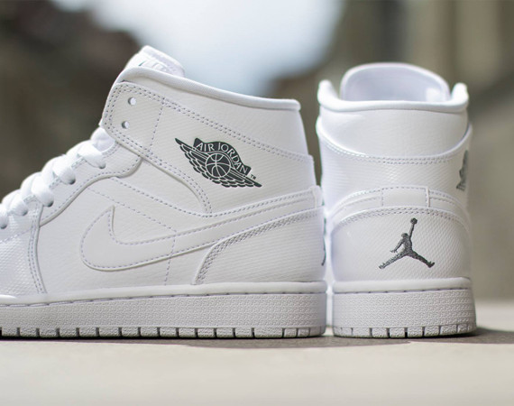 air-jordan-1-mid-white-white-01