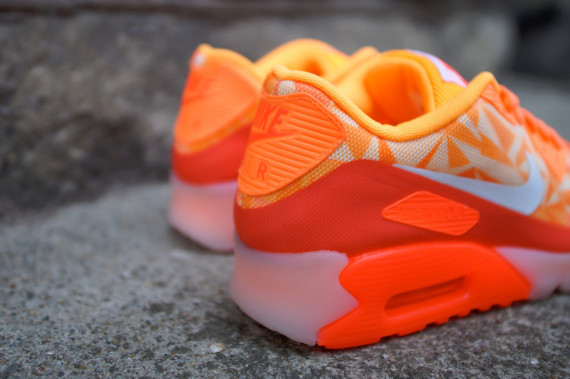 nike-air-max-90-ice-atomic-mango-04-570x379