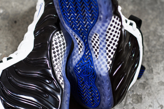 nike-air-foamposite-one-black-white-concord-314996-005-05-570x380
