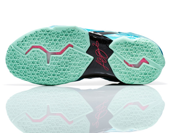 nike-lebron-11-south-beach-616175-330-11-570x443