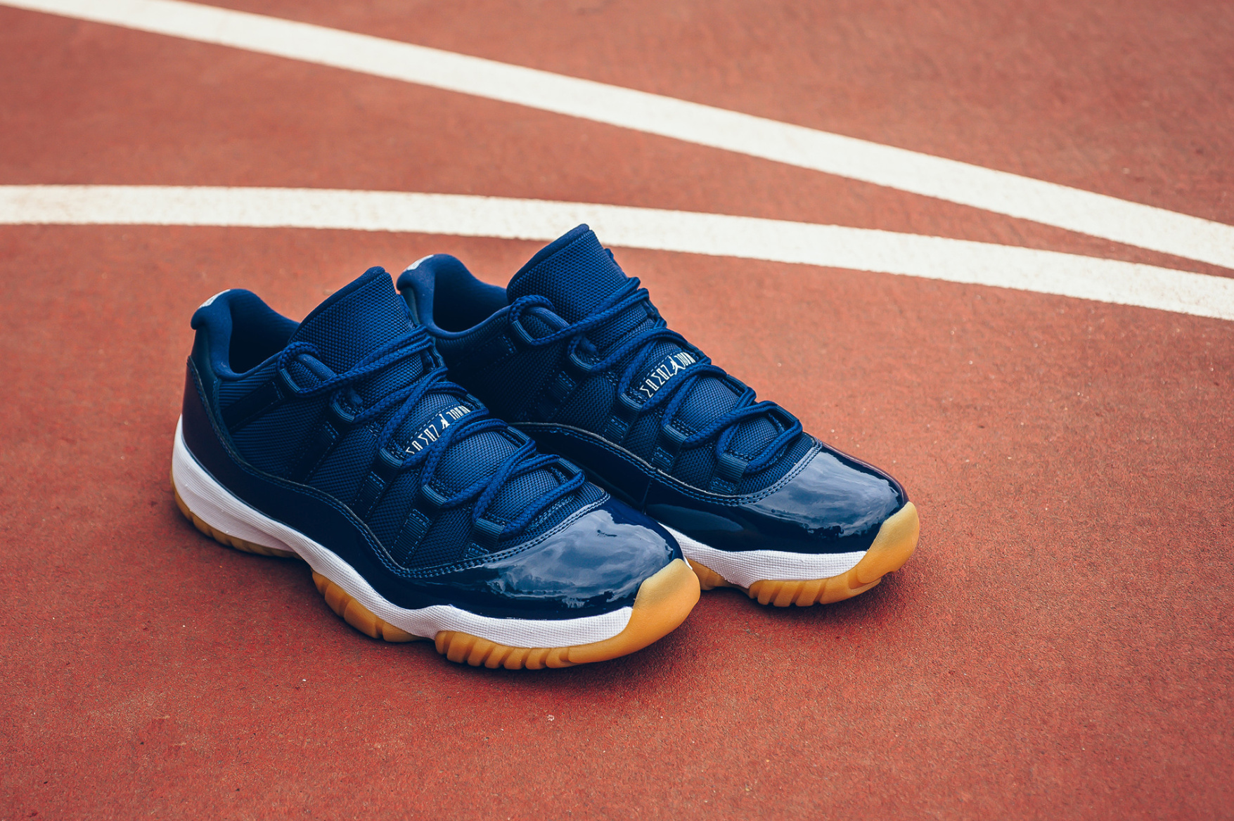 air-jordan-11-retro-low-midnight-navy-white-gum-5